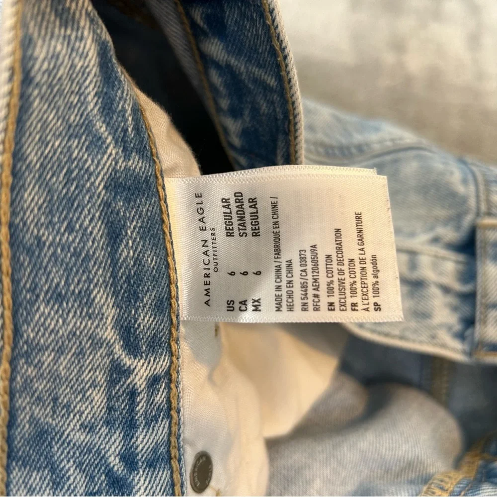 American Eagle Women's Jeans Light Wash‎ Mom Jean Distressed Color Blue Size 6 - Picture 6 of 16